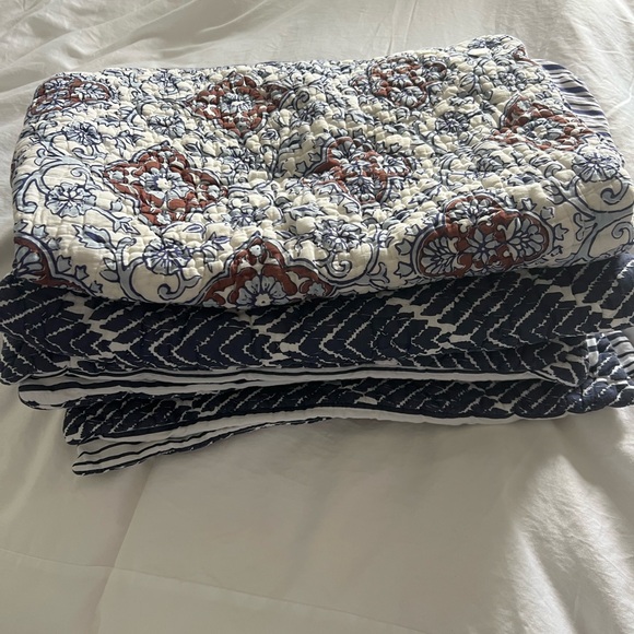 Jonathan Robshaw set of 4  Blue and White Quilted pillow shams - Picture 1 of 8